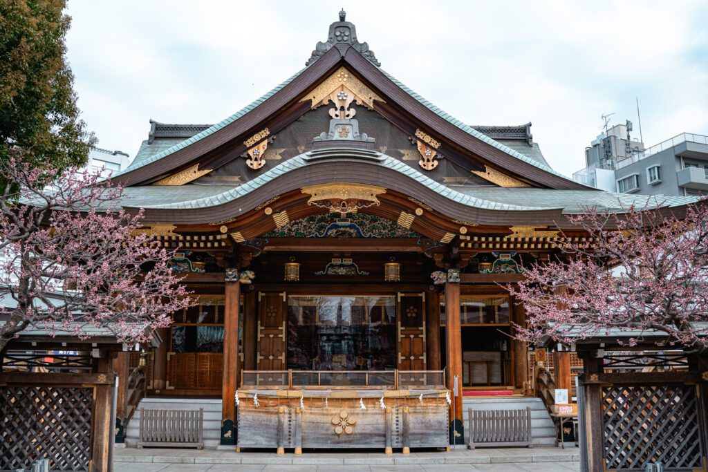 Sanctuaire Yushima Tenman-gu avec deux prunier en fleur sur les cotés