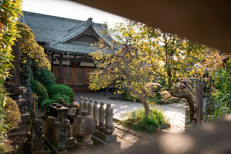 Small temple with bouddha statues in Yanaka
