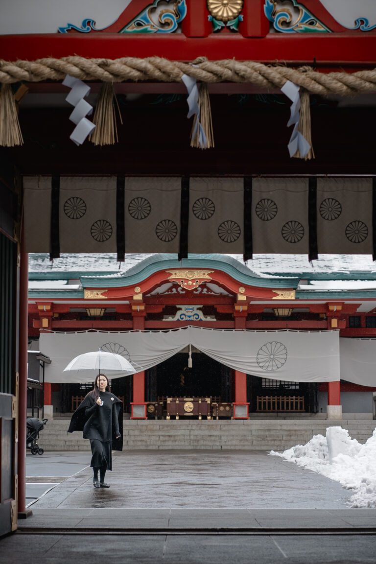 Hie Shrine with on the left a woman with an ambrella.
