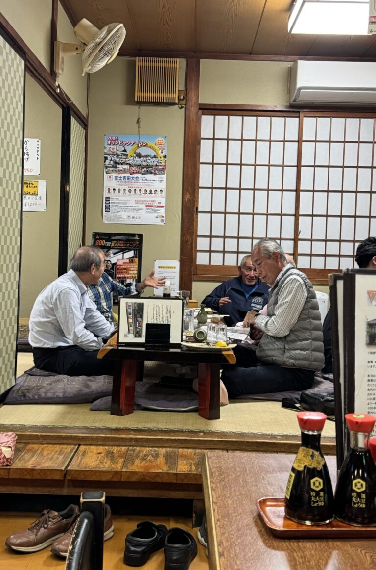 japonais qui mange sur des tatami dans un Izakaya