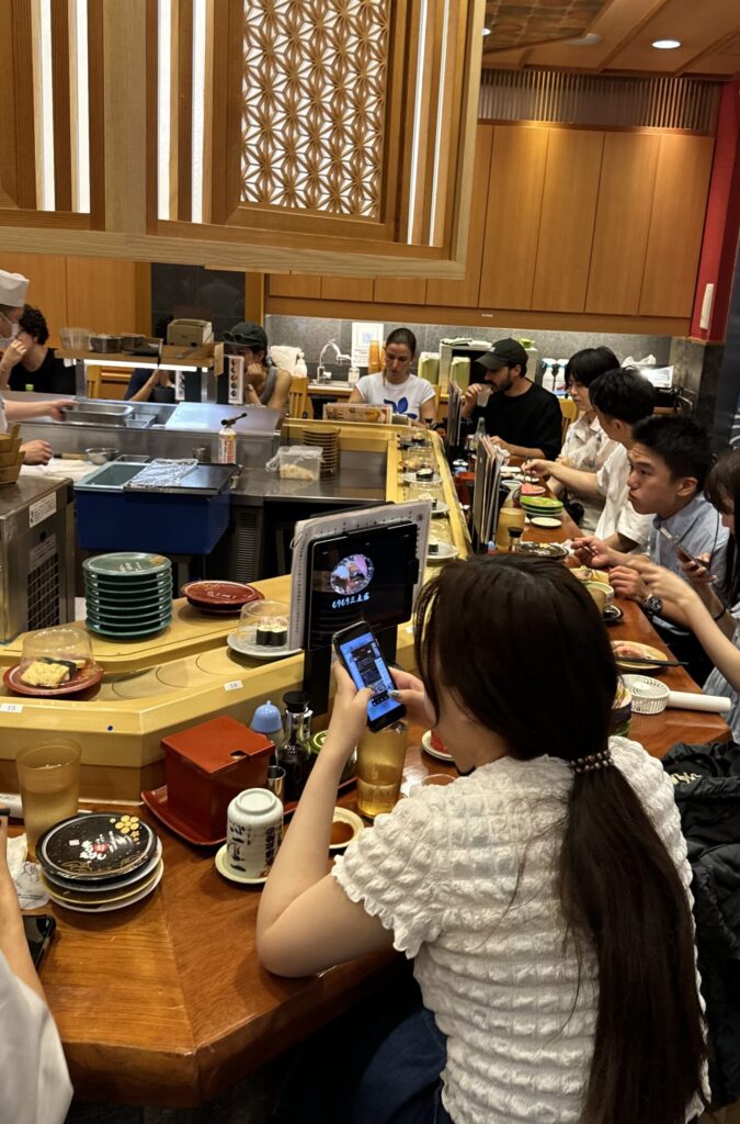 Comptoir dans un kaiten-zushi