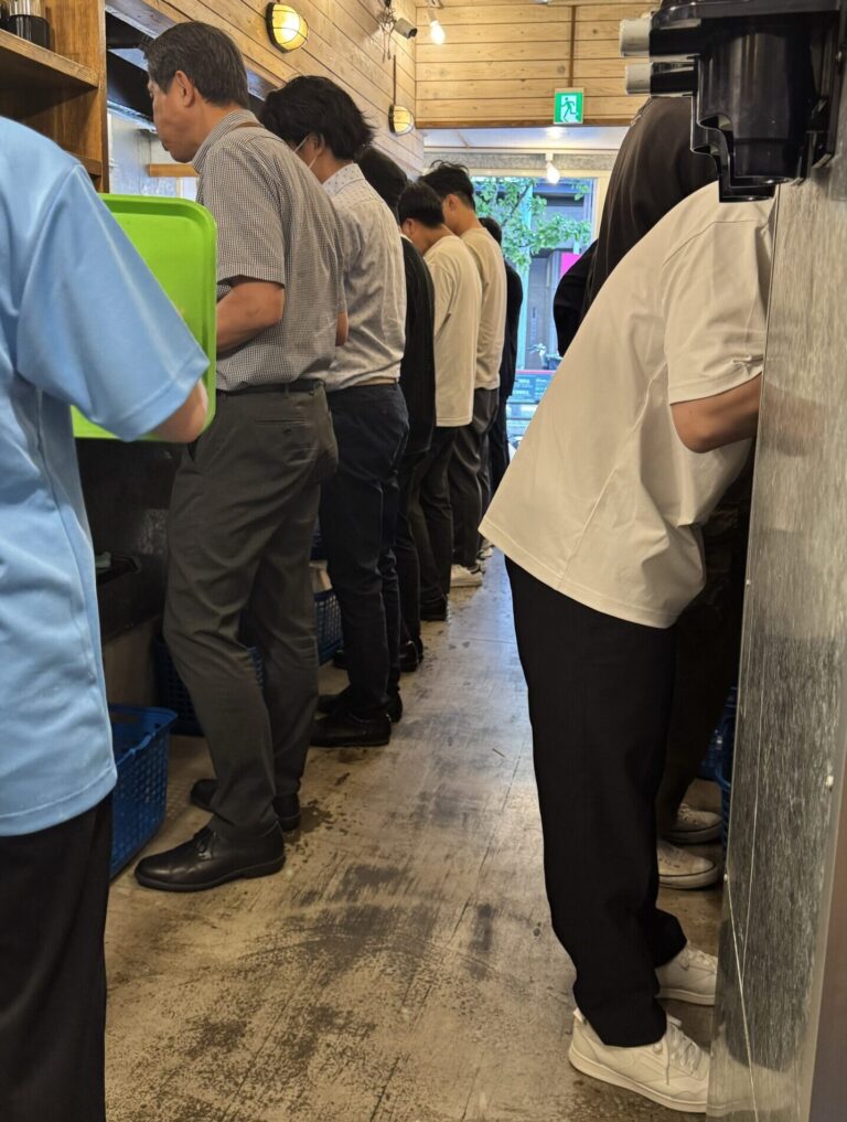 Japonais qui mange debout dans un restaurant
