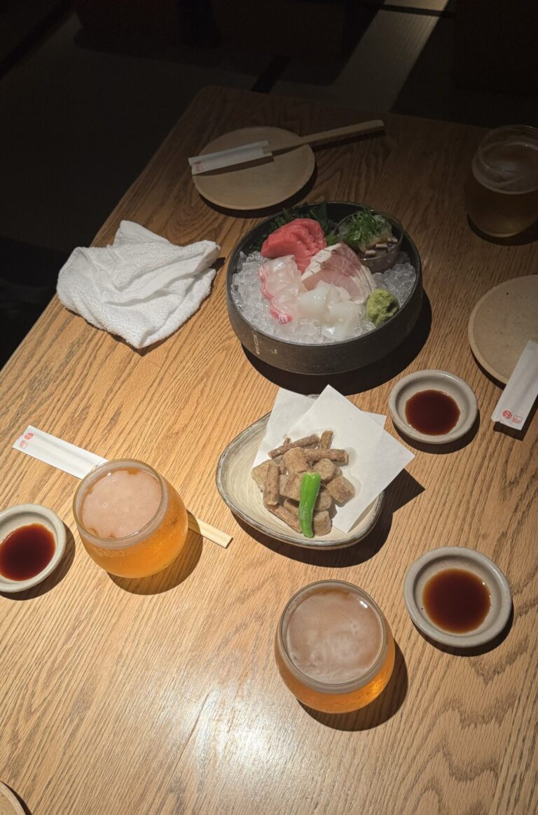 Plats dans un Izakaya haut-de-gamme