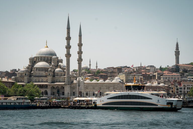 Vapur à l'embarcadère d'Eminomu à Istanbul