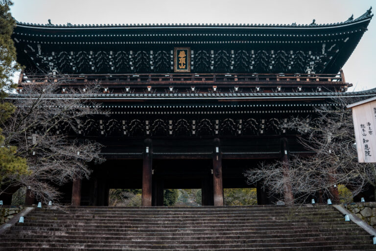 Porte principal du temple Chionin-Ji