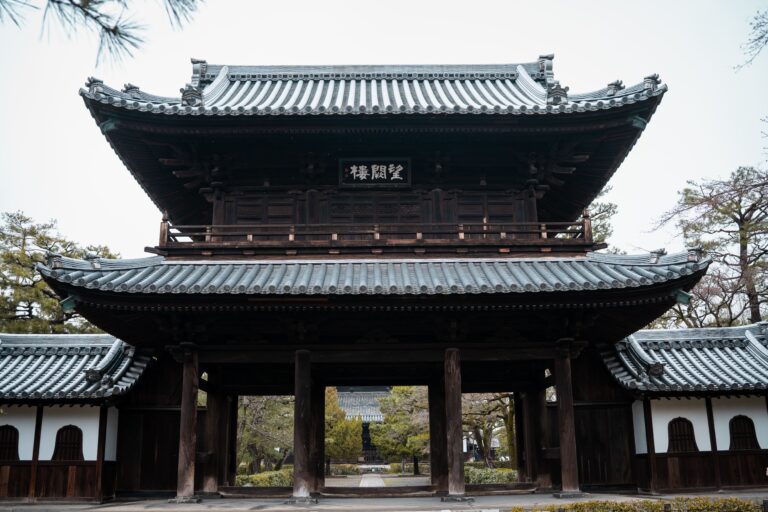 Porte pricipal du temple Kennin-Ji