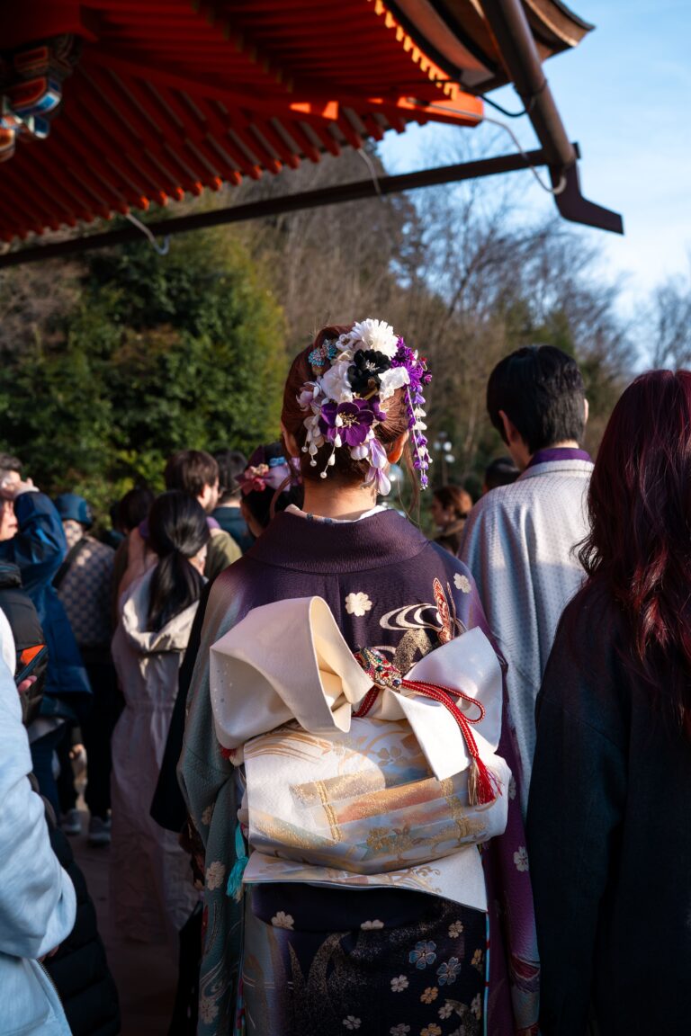 Femme en kimono dans le temple Kiyomizu-dera