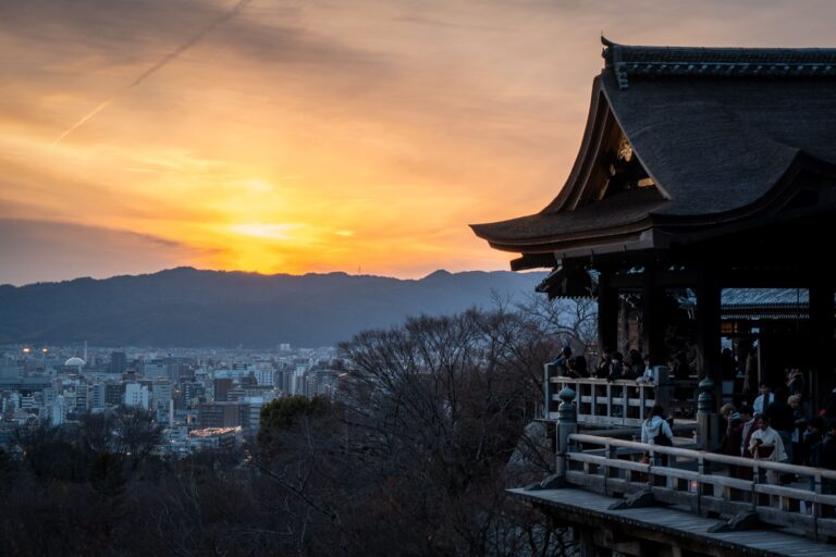 Vue sur Kyoto durant le couché de soleil depuis le temple Kiyomizu-dera