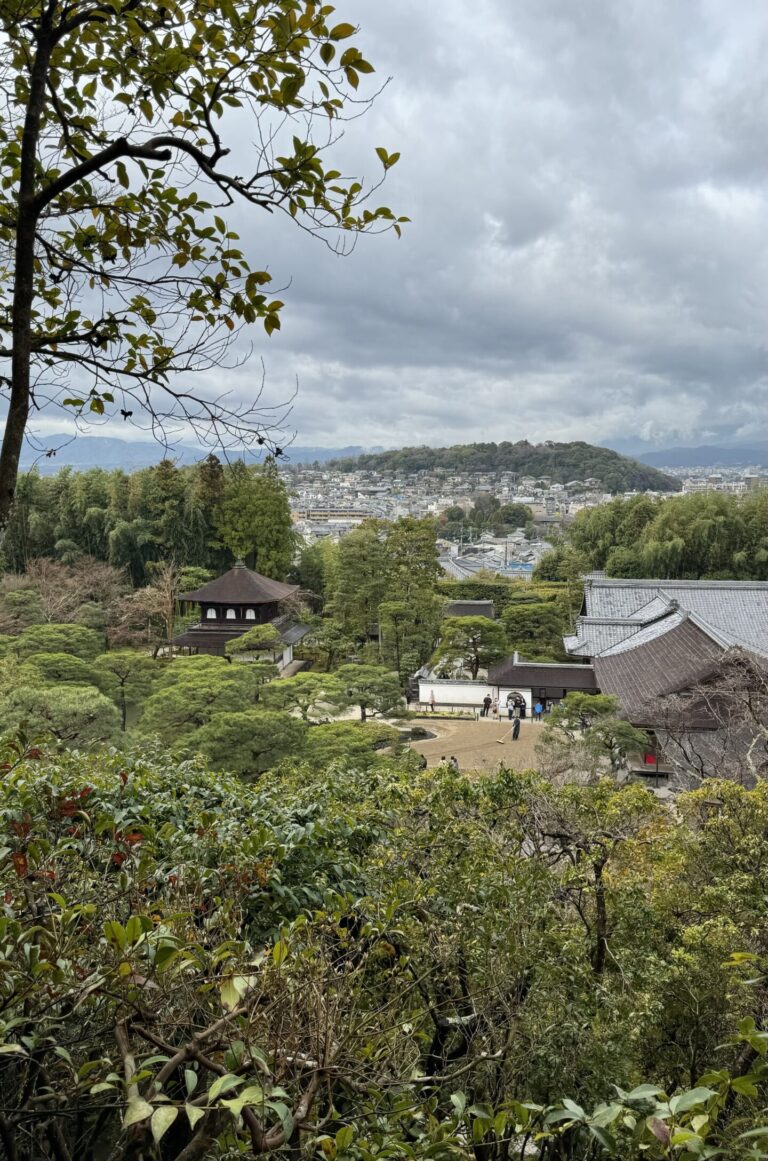 Vue depuis le haut du jardin du temple Gingaku-Ji